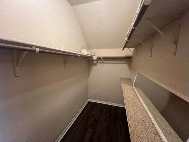 Building Photo - Perfect 3/2.5 - Tall Ceilings and in Immac...