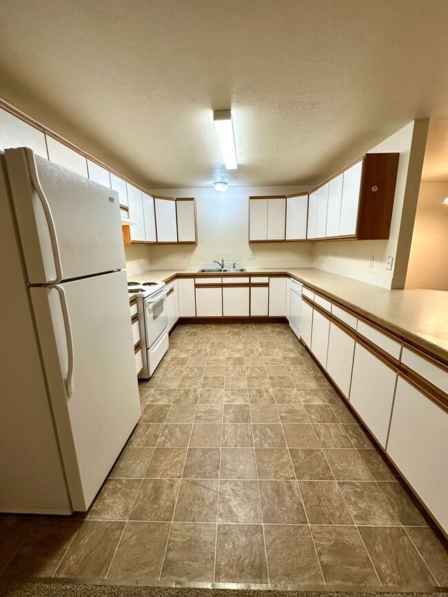 Building Photo - *** $1,500 OFF 1st Month *** Charming Duplex in Redmond, OR! 611 NE Larch!