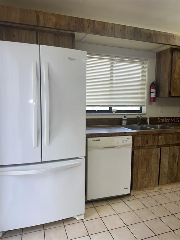 Building Photo - 15206 W Pond Woods Dr