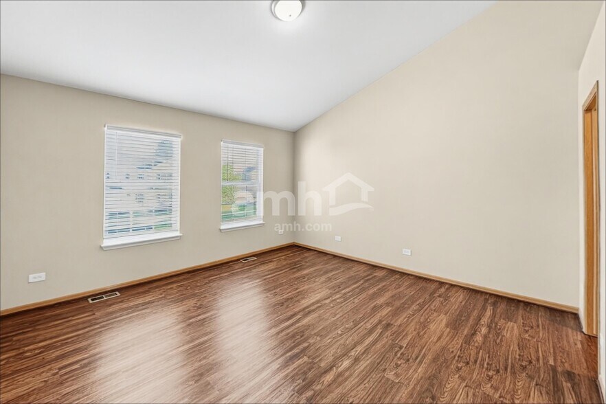Building Photo - 204 Winding Trl