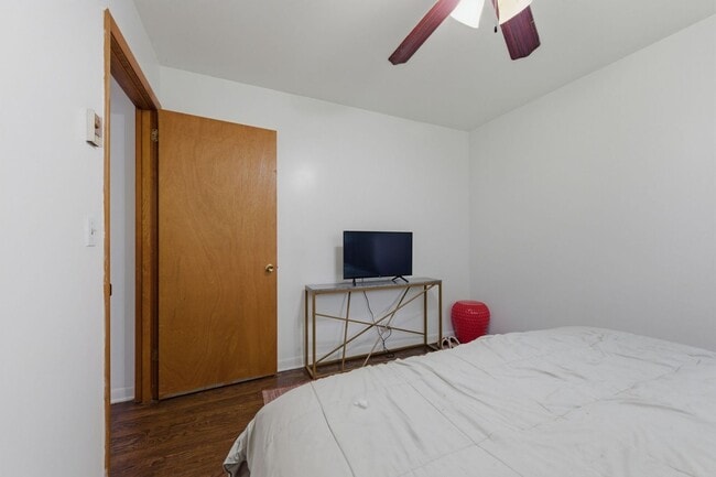 Building Photo - Two Bedroom/One Bathroom Duplex Unit
