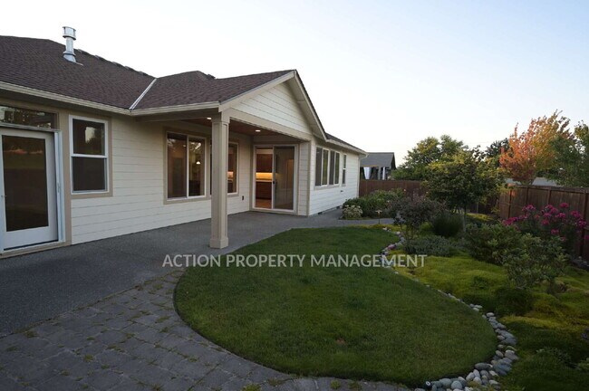 Building Photo - Beautiful custom-built 3 bed, 1 office, 2 bath, 2 car garage in Sequim
