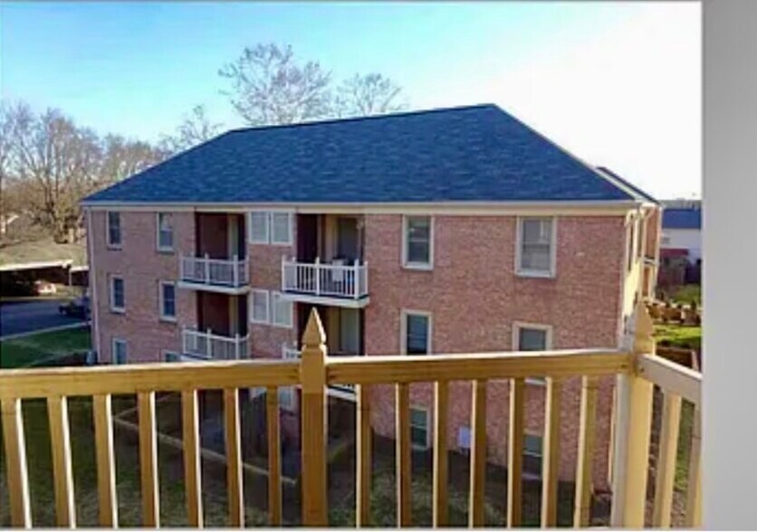 Building Photo - 991 Manor Ln