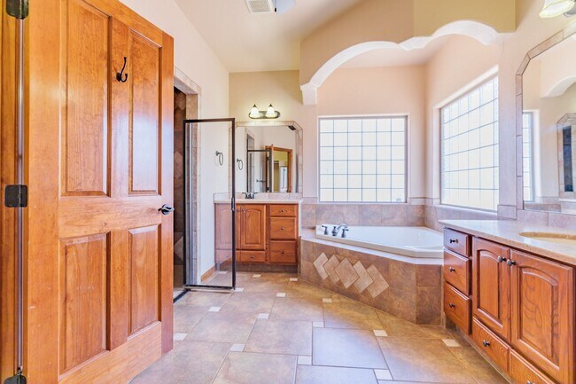 Building Photo - Beautiful Spacious 4 bedroom 2 bath House!