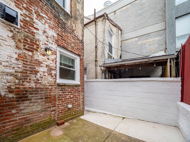 Building Photo - 161 Brown St