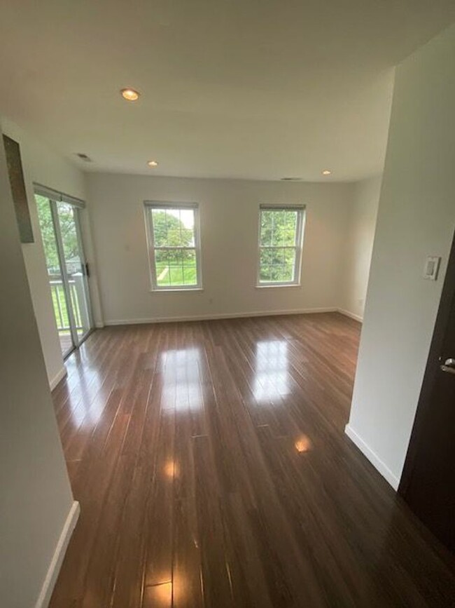 Building Photo - Two Bedroom Three Bathroom Condo in Hollan...