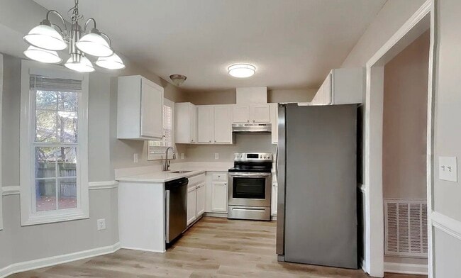 Building Photo - Chic & Comfortable 3-Bedroom Property Ready to Move In