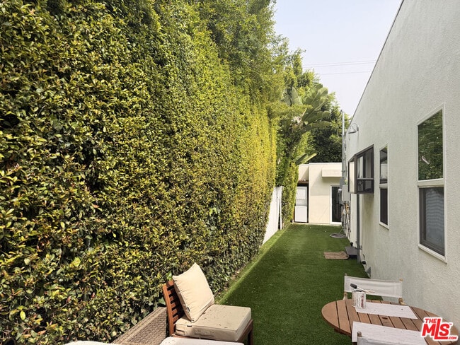 Building Photo - 1162 N Poinsettia Pl