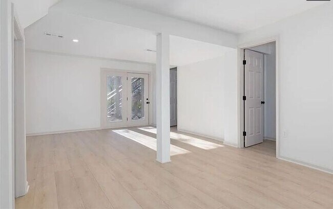 Building Photo - Spacious and Elegant 4 BR 3.5 BA Home in Olathe!