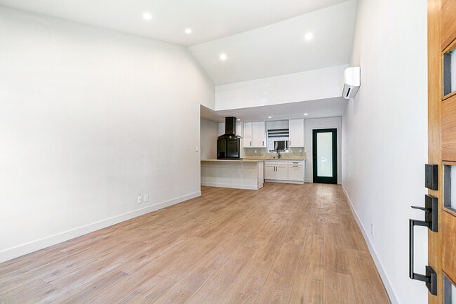 Building Photo - 10418 Regent St