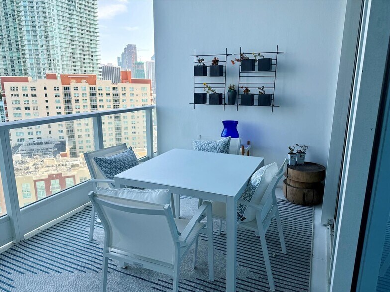 Building Photo - 2020 N Bayshore Dr