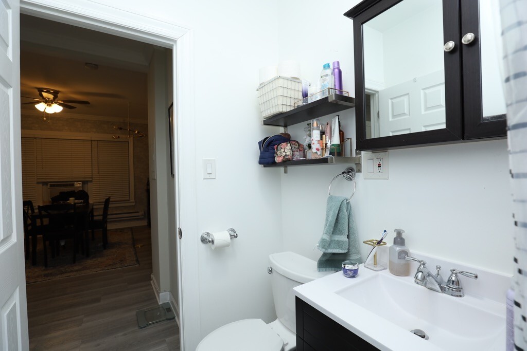 Building Photo - 644 W Roscoe St