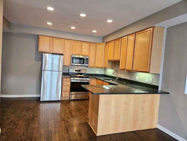 Building Photo - 1069 N Marshfield Ave