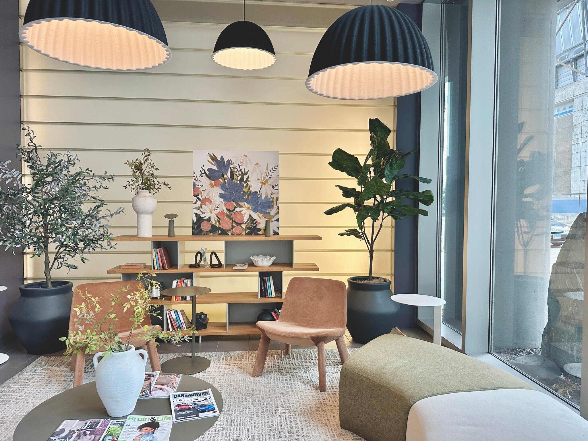 Lobby area with 24 hour door staff - 235 W Van Buren St