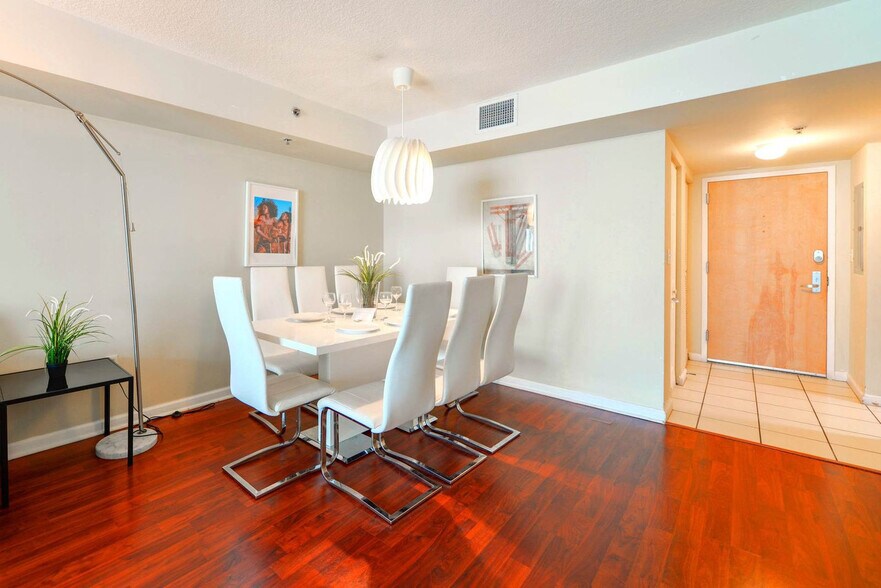 Building Photo - 1 SE 12th St