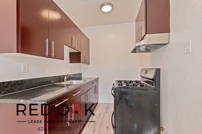 Building Photo - 5600 Fernwood Ave