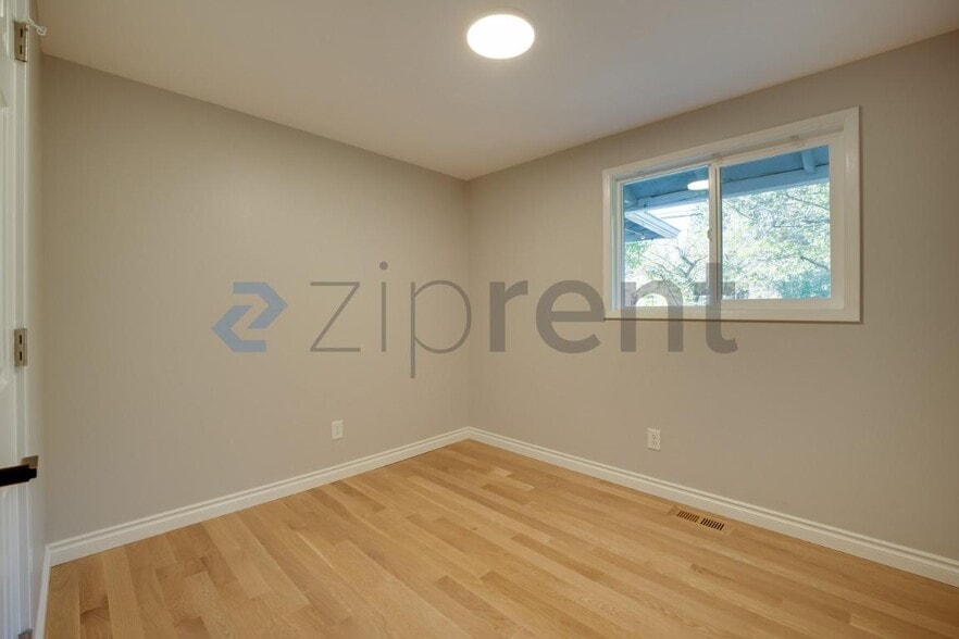 Building Photo - Unit