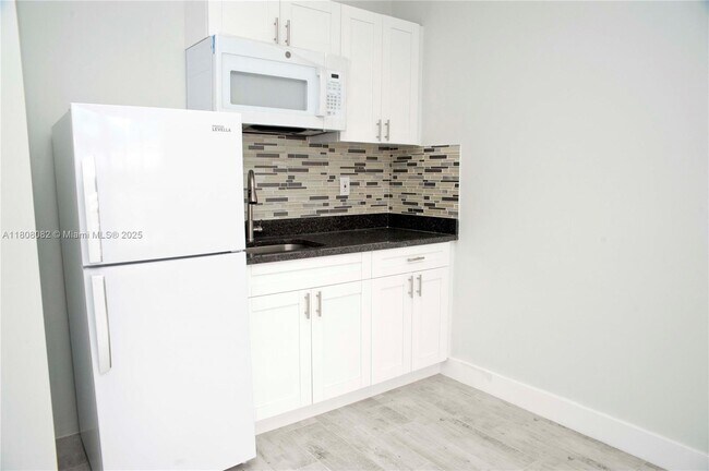 Building Photo - 4105 N Ocean Dr