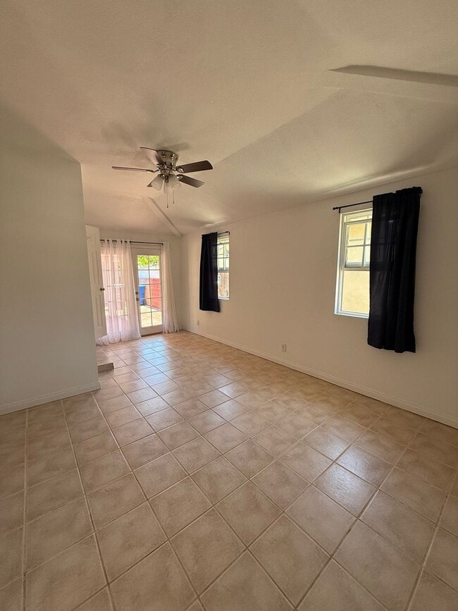 Building Photo - 3 BEDROOM 1.5 BATH HOUSE