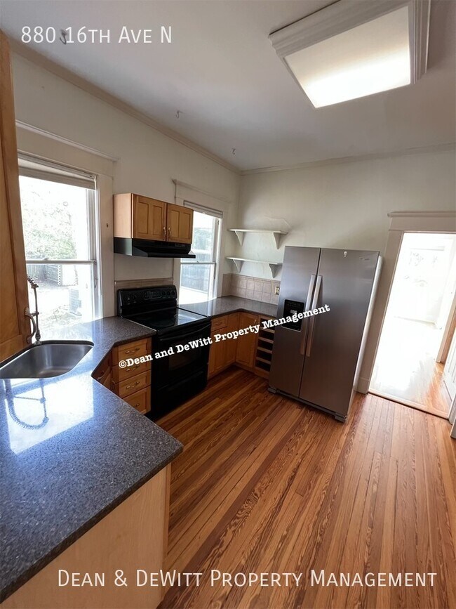 Building Photo - 880 16th Ave N