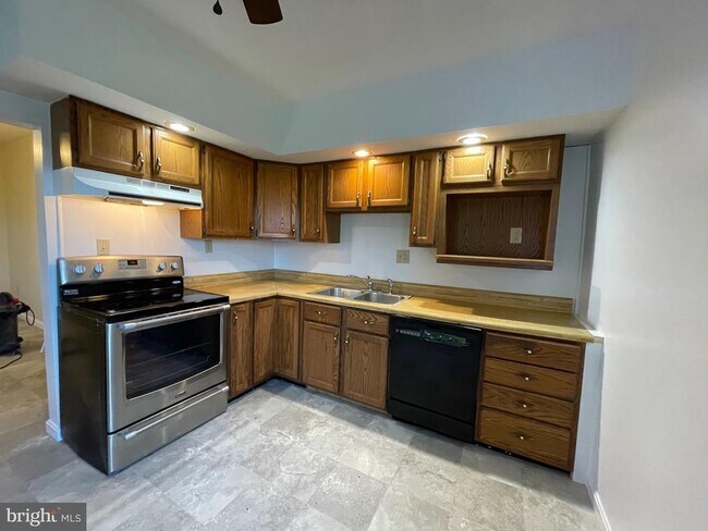 Building Photo - 2450 Mummasburg Rd