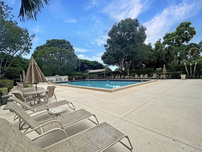 Building Photo - 535 Oaks Dr