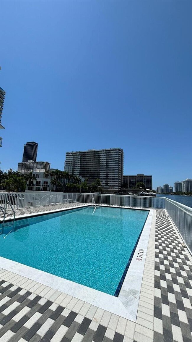 Building Photo - 1913 S Ocean Dr