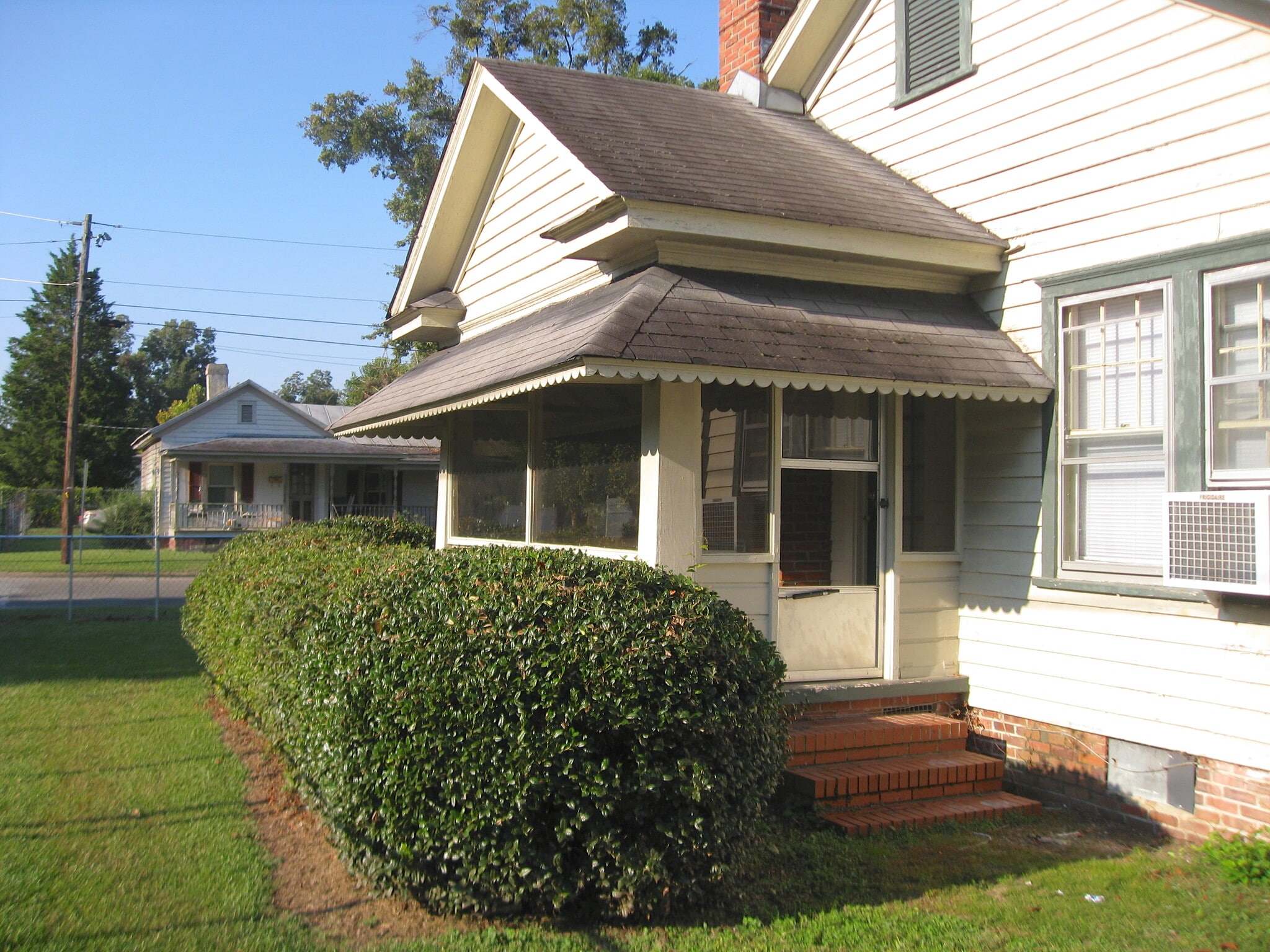 Side entrance and sitting porch - 128 E 8th St
