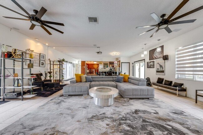Building Photo - 3609 SW 58th Ave