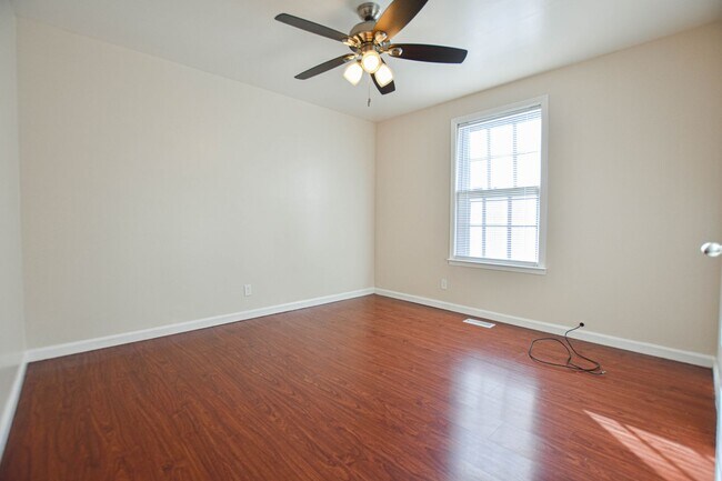 Building Photo - Three Bedroom with Fenced Yard!