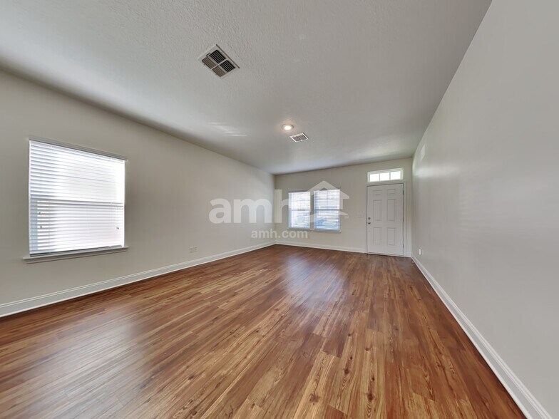 Building Photo - 3308 Roundabout Dr