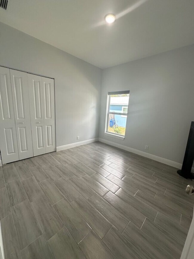 Building Photo - 3 Bedroom 2 Bath 1 Car Garage