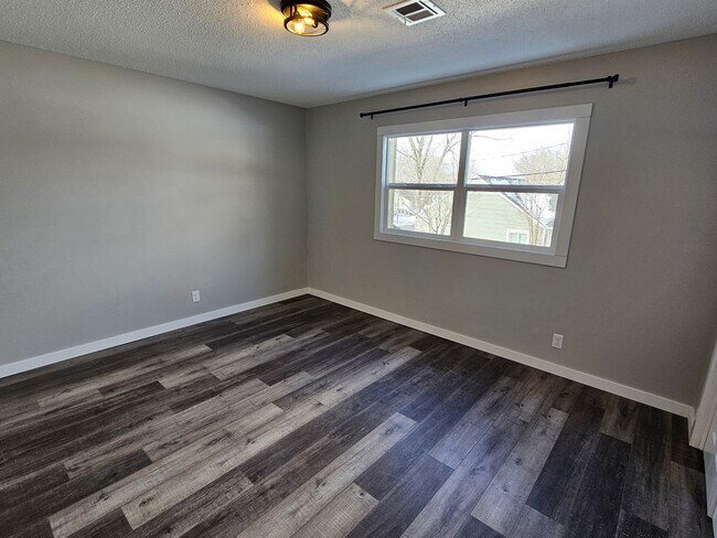Building Photo - Like new large 2 bedroom apt coming available!
