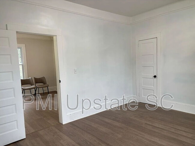 Building Photo - 10 E Main St