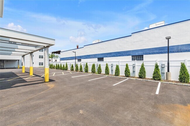 Building Photo - 22 Sagamore Hill Dr
