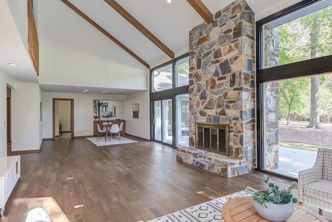 Building Photo - This Home is a Hole in One!