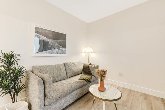 Building Photo - 3031 NE 4th Ave