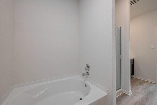 Building Photo - 545 Amberwood Pk Dr