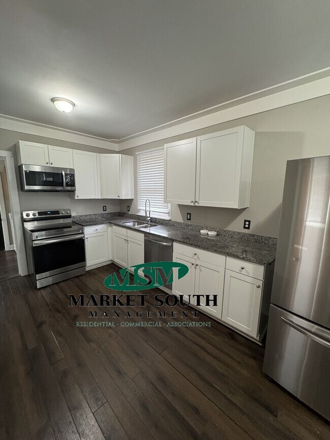 Building Photo - **APPLICATION PENDING!!** CUTE MIDTOWN BUN...