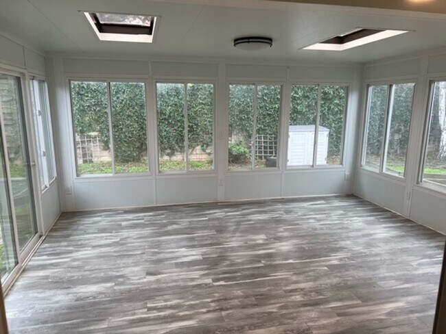 Building Photo - Updated 3BR/2BA Home in the Heart of Silic...