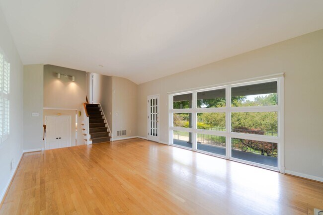 Building Photo - Spacious Split-Level with In-Law Suite & B...