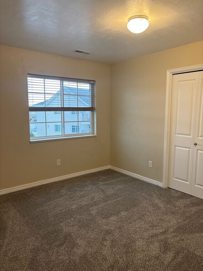 Building Photo - 3 Bedroom 2 Bathroom Townhome