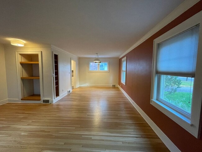 Building Photo - AVAILABLE JUNE - Beautiful 2 Bed 1 Bath Woodland Home