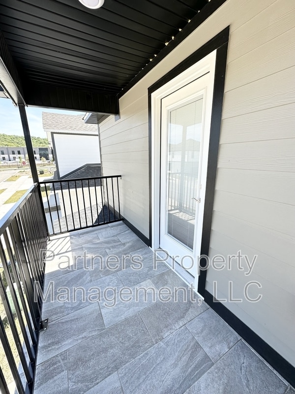 Building Photo - 1079 S Benchmark Ln