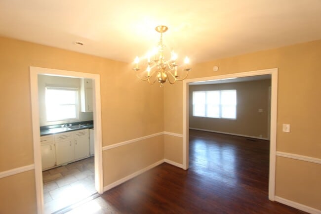 Building Photo - 3 Bedroom, 1 Bath! New on the Market!!  Co...