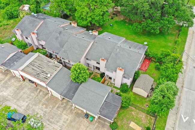 Building Photo - 1841 Sherwood Forest St