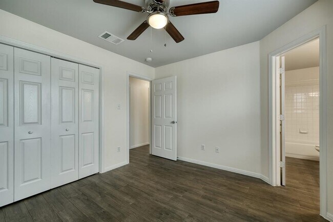 Building Photo - 640 Fallen Oak Dr