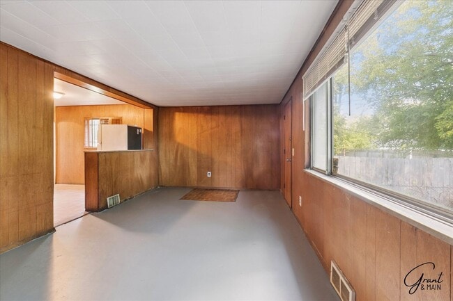 Building Photo - 3 bedroom - 1 bath  $1095/month