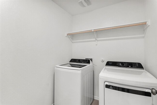 Building Photo - 117 Imola St