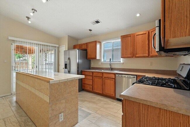 Building Photo - For Rent | 3 Bed / 2 Bath | 2 Car Garage |...